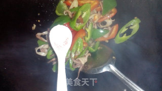 彩椒辣炒鱿鱼仔圈的做法步骤：9