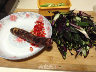 无辣不欢-----------湖南薰肠炒红菜苔的做法步骤：1