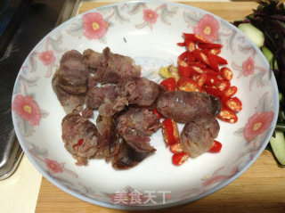 无辣不欢-----------湖南薰肠炒红菜苔的做法步骤：3