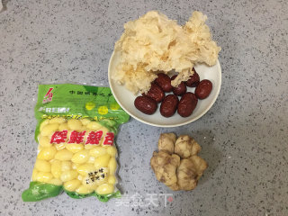 银耳百合粥的做法步骤：1