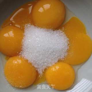 电饭锅版戚风的做法步骤：1