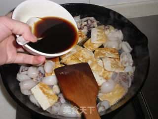 墨鱼仔烧豆腐的做法步骤：9