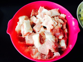 胡萝卜烧牛肉的做法步骤：1