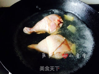 佐酒小凉菜：麻辣鸡腿的做法步骤：1