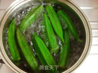 蒜蓉虾酱蘸秋葵的做法步骤：3
