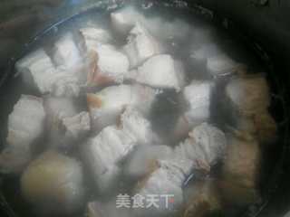 大葱焖五花肉的做法步骤：1