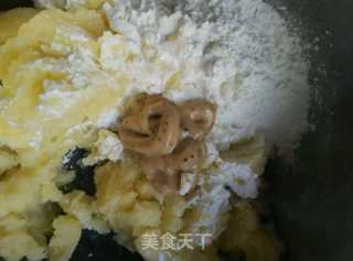 花朵笑脸土豆饼的做法步骤：4