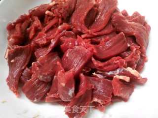 牛肉炒蒜苔的做法步骤：1