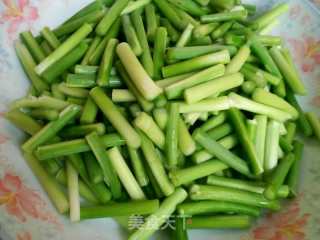 牛肉炒蒜苔的做法步骤：2