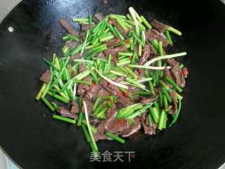 牛肉炒蒜苔的做法步骤：3