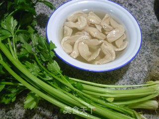 大豆蛋白炒芹菜的做法步骤：1