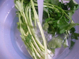 大豆蛋白炒芹菜的做法步骤：2