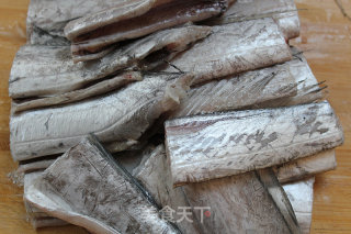 【刀鱼焖茼蒿】两者碰撞出极鲜的口味的做法步骤：1