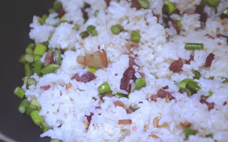 湖南安化蒜苗腊肉炒饭_山哥来了烹饪课堂的做法步骤：5