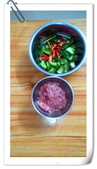 辣椒炒肉片的做法步骤：1