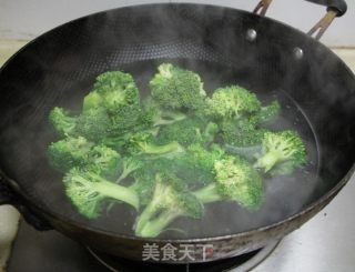 西兰花火腿果仁丁的做法步骤：2