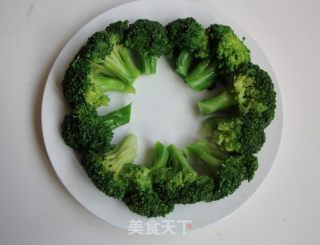 西兰花火腿果仁丁的做法步骤：3