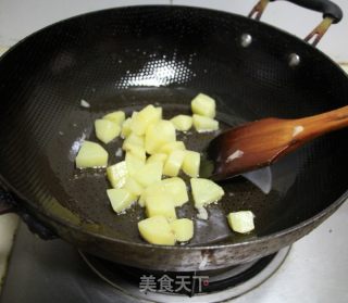 西兰花火腿果仁丁的做法步骤：6