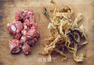 白菜干炖排骨汤的做法步骤：1