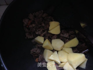 冬季食疗补品---土豆煲牛腩的做法步骤：6