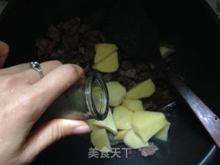 冬季食疗补品---土豆煲牛腩的做法步骤：7