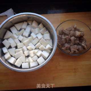 清汤萝卜炖牛腩的做法步骤：1