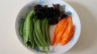 合家欢——经典飘香炒菜培根的做法步骤：2