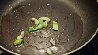 合家欢——经典飘香炒菜培根的做法步骤：7