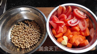 胡萝卜马蹄排骨汤的做法步骤：2