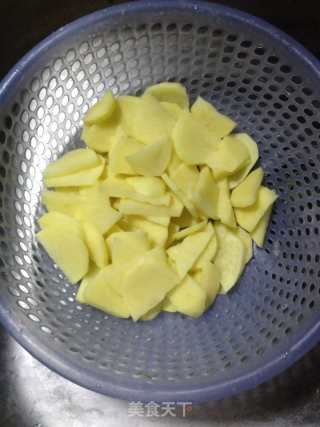 红烧土豆片的做法步骤：1