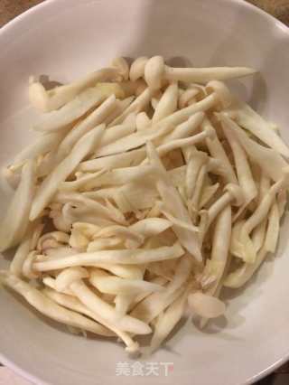 蘑菇炖豆腐的做法步骤：1