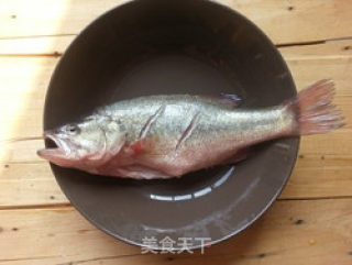培根蒸鲈鱼的做法步骤：1