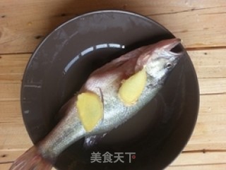 培根蒸鲈鱼的做法步骤：3
