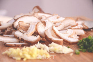 山哥来了系列美食：香菇黄豆焖火焙鱼的做法步骤：2