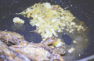 山哥来了系列美食：香菇黄豆焖火焙鱼的做法步骤：4