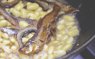 山哥来了系列美食：香菇黄豆焖火焙鱼的做法步骤：5
