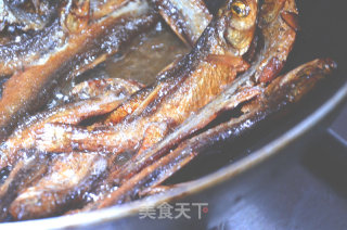 山哥来了烹饪课堂：手撕山胡椒油火焙鱼的做法步骤：2