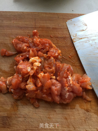 奥尔良烤鸡腿肉披萨的做法步骤：1