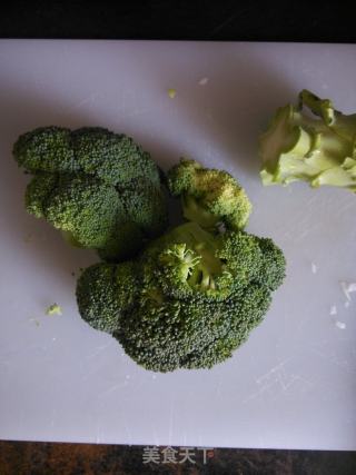 培根西兰花的做法步骤：1