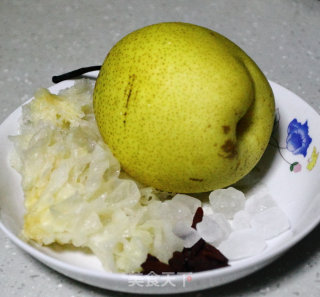 止咳润肺的冰糖雪梨银耳汤的做法步骤：1