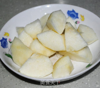 止咳润肺的冰糖雪梨银耳汤的做法步骤：2