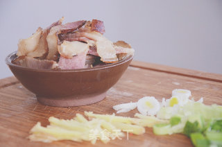 山哥来了系列美食：萝卜干炒腊肉的做法步骤：2