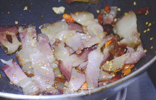 山哥来了系列美食：萝卜干炒腊肉的做法步骤：4