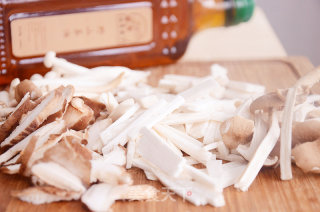 山哥来了美食课堂：茶油焖杂菌的做法步骤：1