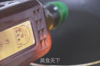 山哥来了美食课堂：茶油焖杂菌的做法步骤：2