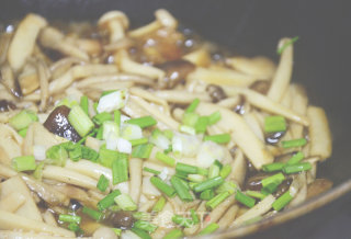 山哥来了美食课堂：茶油焖杂菌的做法步骤：5