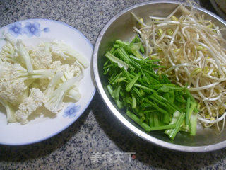 芹菜花菜炒黄豆芽的做法步骤：1