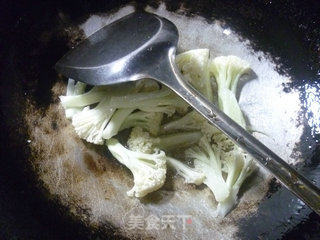 芹菜花菜炒黄豆芽的做法步骤：2