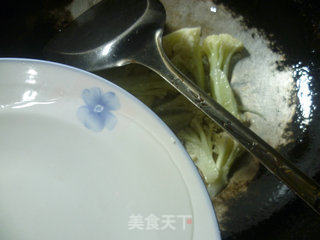芹菜花菜炒黄豆芽的做法步骤：3