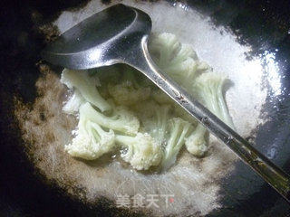 芹菜花菜炒黄豆芽的做法步骤：4